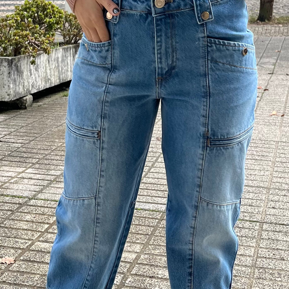 
                      
                        JEANS CARROT PANTS
                      
                    